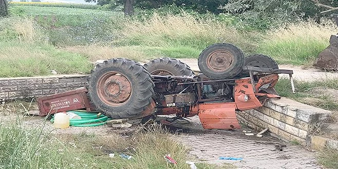 DEVRİLEN TRAKTÖRDE AZ DAHA CANINDAN OLUYORDU