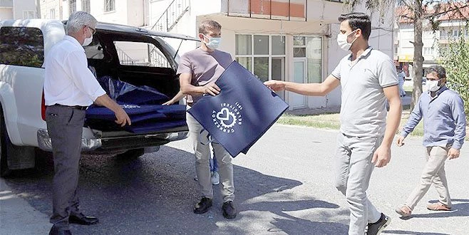 VELİKÖY MERKEZ CAMİİ?NDE SECCADE DAĞITIMI YAPILDI 