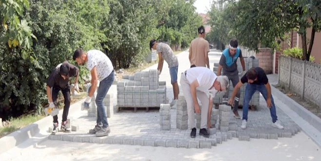 VELİKÖY?DE PARKE TAŞ YOL YAPIMI BAŞLADI