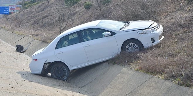 OTOMOBİL KARŞI ŞERİDE GEÇTİ: YAŞLI ÇİFT YARALANDI