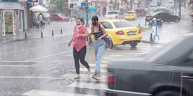 GÜNEŞE ALDANAN TEKİRDAĞLILAR YAĞMURA HAZIRLIKSIZ YAKALANDI