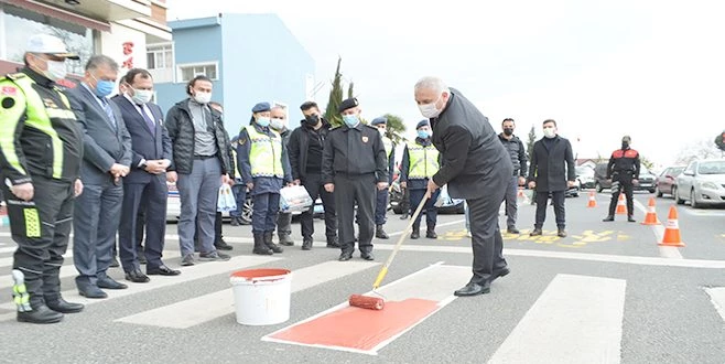 ZEBRA GEÇİDE KIRMIZI İŞARET