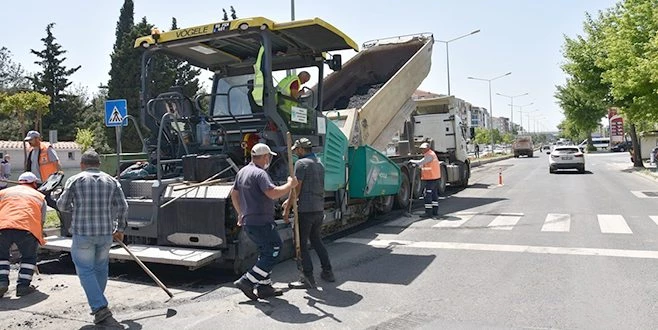 BÜYÜKŞEHİR BELEDİYESİ YOL BAKIM VE ONARIM ÇALIŞMALARINA DEVAM EDİYOR