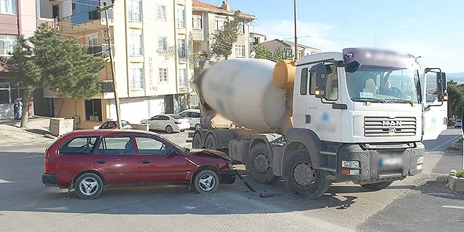 BETON MİKSERİ İLE OTOMOBİL ÇARPIŞTI: 1 YARALI