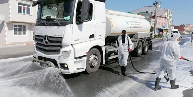 BÜYÜKŞEHİR İLÇELERDE DEZENFEKTE ÇALIŞMALARINI HAFTA SONUDA SÜRDÜRDÜ