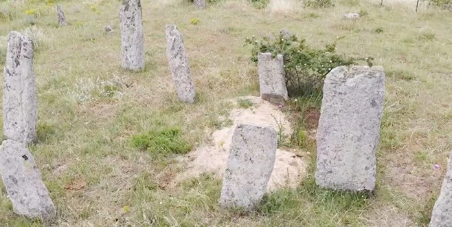 OSMANLIDAN KALMA MEZARLIK DEFİNECİLERİN TAHRİBATINA UĞRUYOR