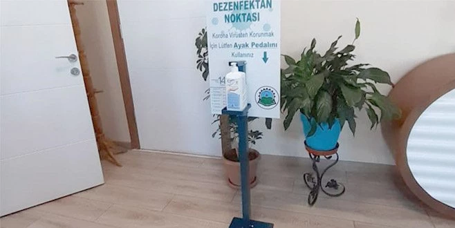 ÇORLU`DA ÖĞRENCİLER DEZENFEKTAN APARATI ÜRETİYOR