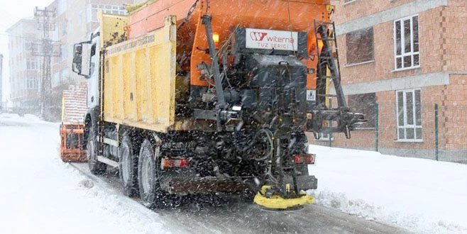 ÇERKEZKÖY`DE KAR KÜREME VE TUZLAMA ÇALIŞMALARI ARALIKSIZ SÜRÜYOR