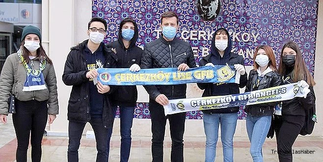 GENÇ FENERBAHÇELİLER FARKINDALIK İÇİN MASKE DAĞITTILAR