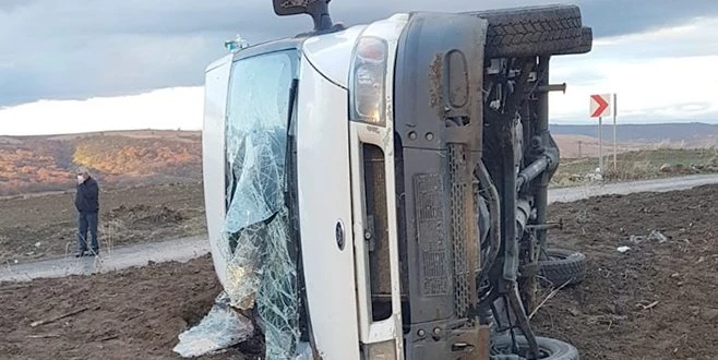 İŞÇİLERİ TAŞIYAN MİNİBÜS DEVRİLDİ: 8 YARALI