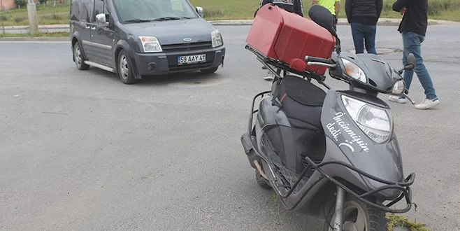 KAPAKLI`DA KURYE MOTOSİKLETİ İLE OTOMOBİL ÇARPIŞTI 