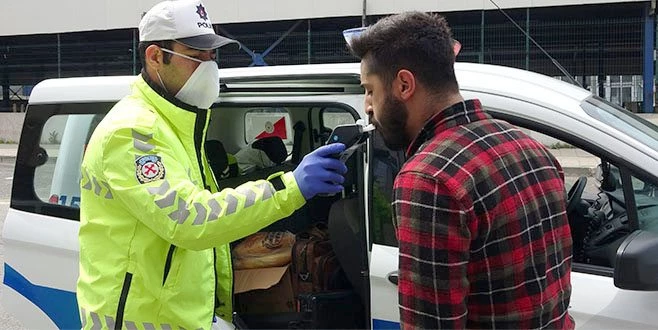 DUR İHTARINA UYMAYARAK ARACI POLİSİN ÜZERİNE SÜREN ŞÜPHELİ YAKALANDI