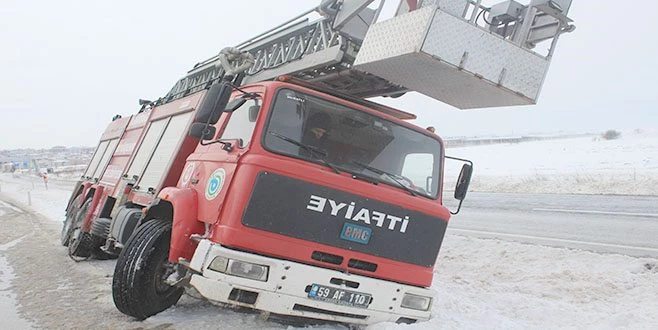 BUZLU YOLDA KONTROLDEN ÇIKAN İTFAİYE ARACI DEVRİLDİ