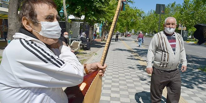 SOKAĞA ÇIKMA İZNİNDE YAŞLILARA SAZ ÇALDI